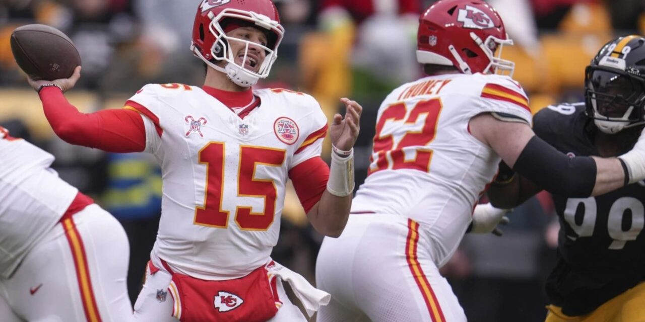 Mahomes lanza para 3 touchdowns y Chiefs aseguran 1er puesto de la Americana al doblegar a Steelers