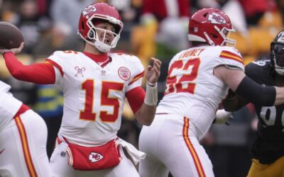 Mahomes lanza para 3 touchdowns y Chiefs aseguran 1er puesto de la Americana al doblegar a Steelers