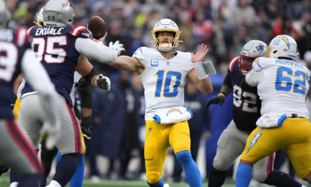 Justin Herbert lanza 3 TD y Chargers aseguran un lugar en los playoffs con triunfo ante Patriots