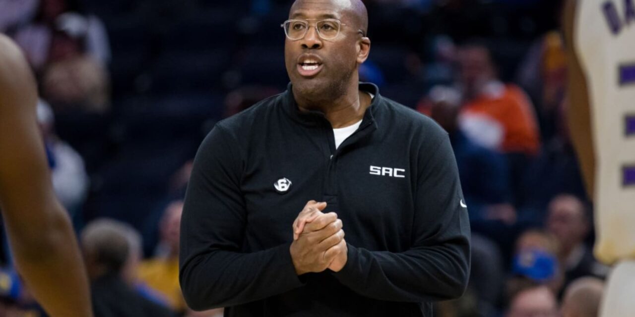 Kings despiden al entrenador Mike Brown a mitad de su 3ra temporada