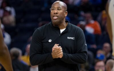 Kings despiden al entrenador Mike Brown a mitad de su 3ra temporada
