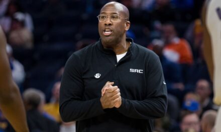 Kings despiden al entrenador Mike Brown a mitad de su 3ra temporada