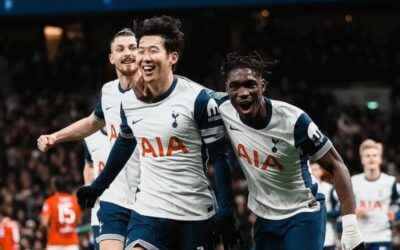 Son logra gol olímpico y Tottenham supera a Man United 4-3 en la Copa de la Liga