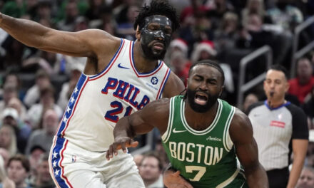 Embiid se repone de caída antes del partido y lleva a 76ers a victoria 118-114 sobre Celtics