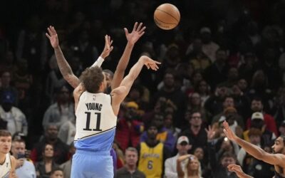 Triple de Young en tiempo extra da a Hawks su sexta victoria seguida al vencer 134-132 a Lakers