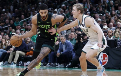 Jayson Tatum anota 34 y los Celtics vencen 111-105 a los Bucks en el debut de temporada de Middleton