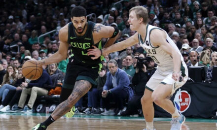 Jayson Tatum anota 34 y los Celtics vencen 111-105 a los Bucks en el debut de temporada de Middleton