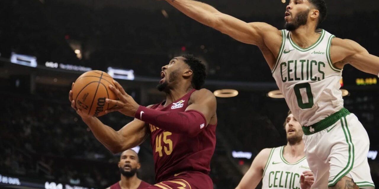 Cavaliers ganan 115-111 y cortan racha de victorias de los Celtics