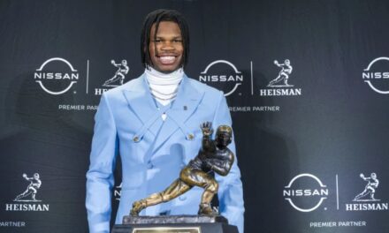 Travis Hunter de Colorado gana Trofeo Heisman al mejor jugador de fútbol universitario