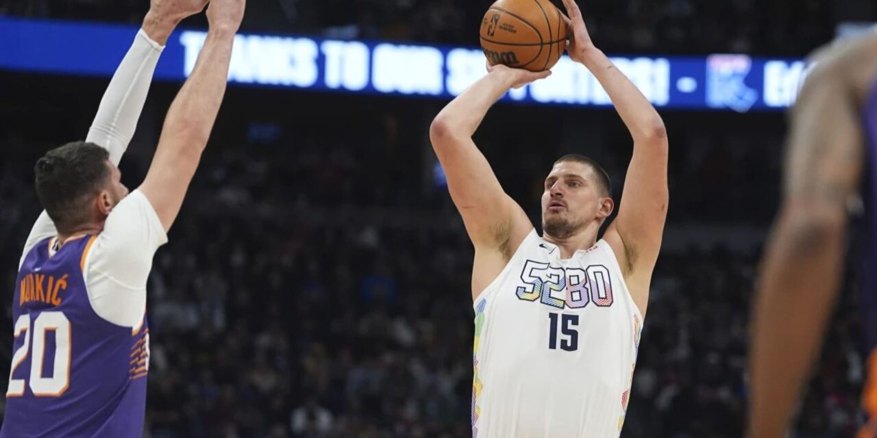 Jokic anota 32 puntos y Nuggets aplastan 117-90 a Suns