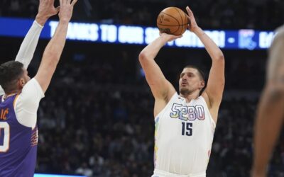 Jokic anota 32 puntos y Nuggets aplastan 117-90 a Suns