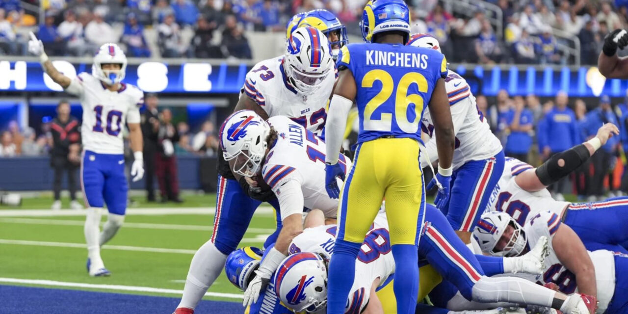 Allen establece récord en la NFL con 3 pases y 3 acarreos de TD, pero los Rams vencen 44-42 a Bills