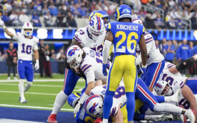 Allen establece récord en la NFL con 3 pases y 3 acarreos de TD, pero los Rams vencen 44-42 a Bills