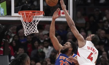 Towns logra 24 puntos y 15 rebotes y Knicks vencen 113-108 a Raptors