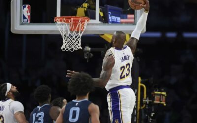 Anthony Davis anota 40 puntos y LeBron James 18 en su regreso y Lakers ganan a Grizzlies 116-110