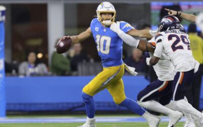 Herbert lanza 2 touchdowns, Chargers anotan con patada libre y remontan para vencer 34-27 a Broncos
