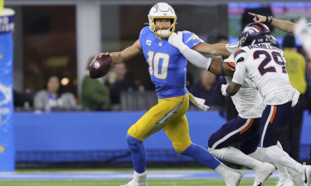 Herbert lanza 2 touchdowns, Chargers anotan con patada libre y remontan para vencer 34-27 a Broncos