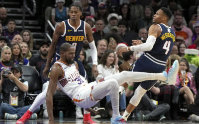Durant y Beal anotan 27 puntos cada uno; Suns vencen 110-100 a Nuggets al cerrar jornada navideña