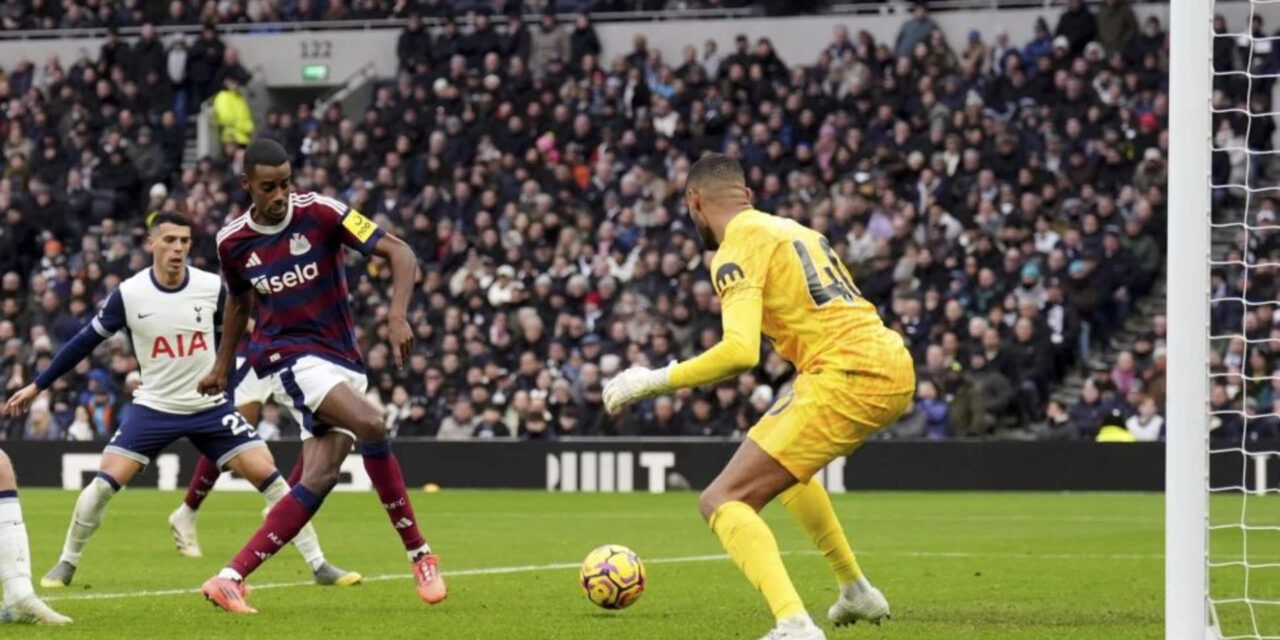 Isak anota de nuevo y Newcastle gana 2-1 en casa del Tottenham bajo la mirada de Tuchel