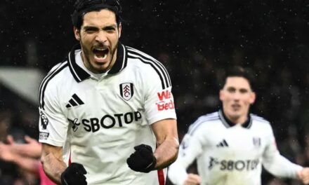 Raúl Jiménez rescata al Fulham e impone récord de goles