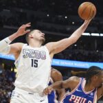 Jokic logra su 19no triple-doble de la temporada; Nuggets vencen 144-109 a 76ers