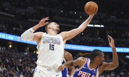 Jokic logra su 19no triple-doble de la temporada; Nuggets vencen 144-109 a 76ers