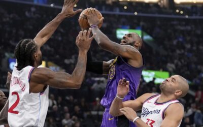 Powell y Clippers derrotan 116-102 a James y Lakers en su primera visita al Intuit Dome
