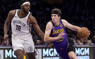 Reaves anota 38 puntos, un récord personal, y Lakers superan apenas 102-101 a Nets