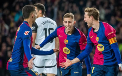 El Barcelona anota cuatro goles en 24 minutos y aplasta 7-1 a Valencia en la Liga de España