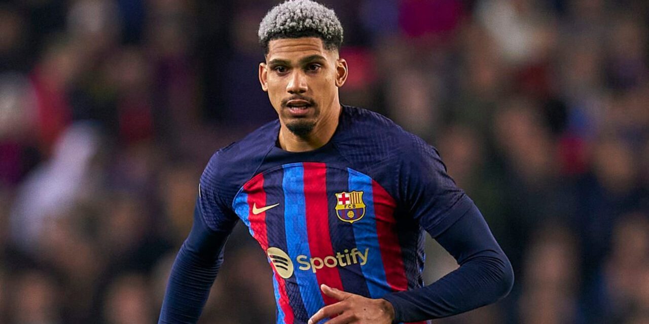 Ronald Araujo renueva con el Barcelona hasta 2031