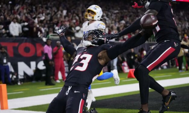 Texans interceptan a Herbert 4 veces y vencen 32-12 a Chargers en ronda de comodines