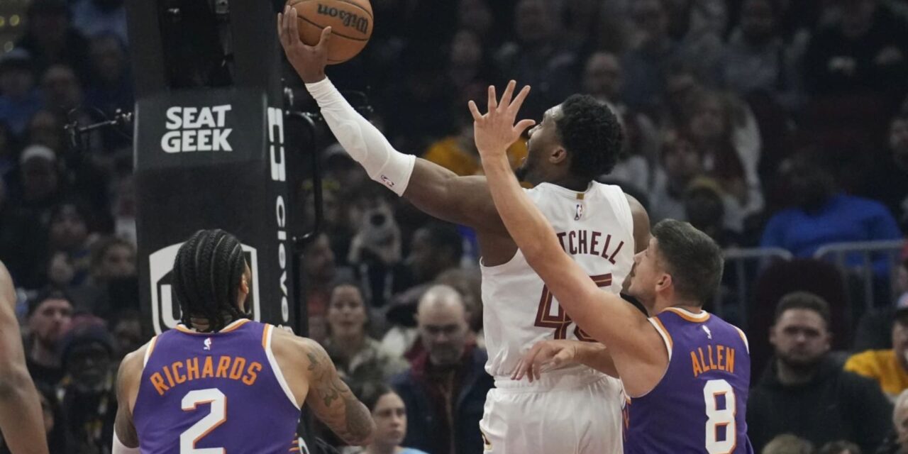 Donovan Mitchell anota 33 y lleva a Cavaliers, líderes de NBA, a victoria 118-92 sobre Suns