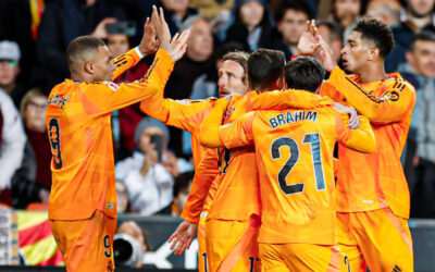 Con 10 jugadores, el Real Madrid consuma remontada y vence 2-1 a Valencia, para tomar la cima