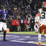 Ravens asegura AFC Norte tras vencer 35-10 a Cleveland; Jackson supera las 4.000 yardas