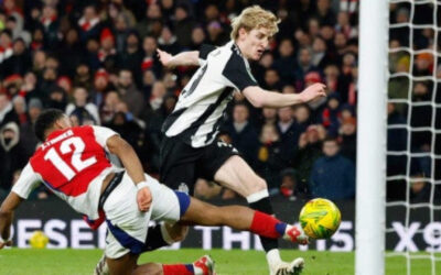 Newcastle pone contra las cuerdas al Arsenal en Copa de la Liga