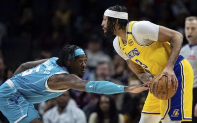 Anthony Davis anota 42 puntos y captura 23 rebotes en triunfo de Lakers 112-107 ante Hornets