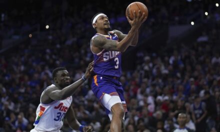 Suns vencen 109-99 a los 76ers para romper racha de 4 derrotas