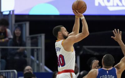 Stephen Curry anota 30 puntos y acierta sus 8 triples en la victoria de Warriors 139-105 sobre 76ers