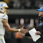 Justin Herbert y los Chargers aseguran el quinto puesto de la AFC con victoria 34-20 sobre Raiders