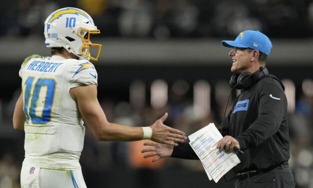 Justin Herbert y los Chargers aseguran el quinto puesto de la AFC con victoria 34-20 sobre Raiders