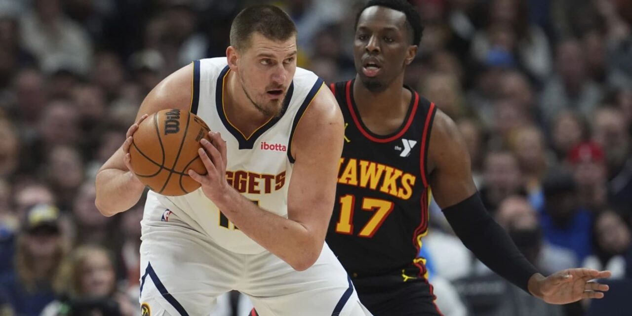 Jokic logra triple-doble y los Nuggets vencen 139-120 a los Hawks