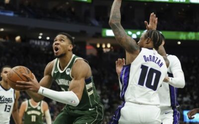 Antetokounmpo logra 50mo triple-doble y Bucks vencen 130-115 a Kings para cortarles racha