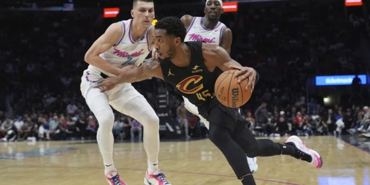 Donovan Mitchell anota 34 puntos y los Cavaliers ganan de punta a punta 126-106 al Heat