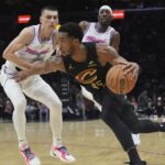 Donovan Mitchell anota 34 puntos y los Cavaliers ganan de punta a punta 126-106 al Heat