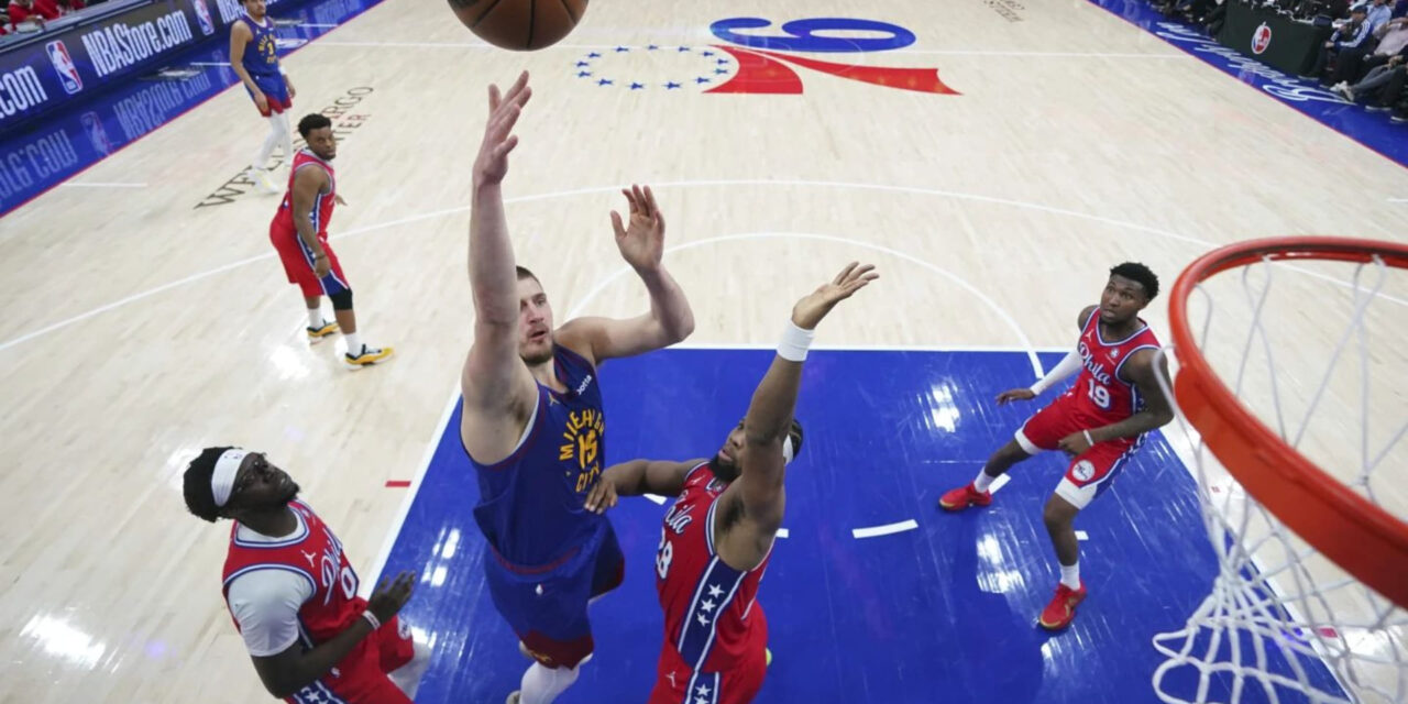 Jokic encesta triple decisivo a 39 segundos del final; Nuggets superan 137-134 a 76ers