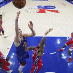 Jokic encesta triple decisivo a 39 segundos del final; Nuggets superan 137-134 a 76ers