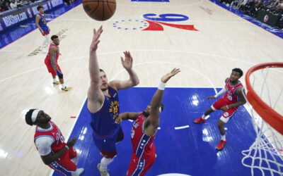 Jokic encesta triple decisivo a 39 segundos del final; Nuggets superan 137-134 a 76ers