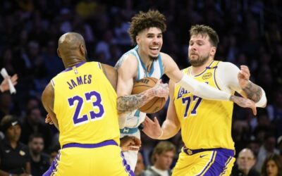 Hornets sorprenden 100-97 a los Lakers tras el mal juego de Doncic y dos fallos de James