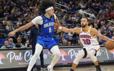 Curry brilla con 56 puntos y 12 triples en victoria de Warriors, 121-115 sobre Magic