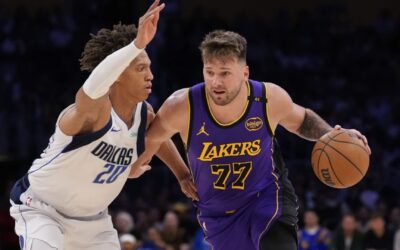Doncic logra triple-doble ante su equipo anterior y Lakers derrotan 107-99 a Mavericks